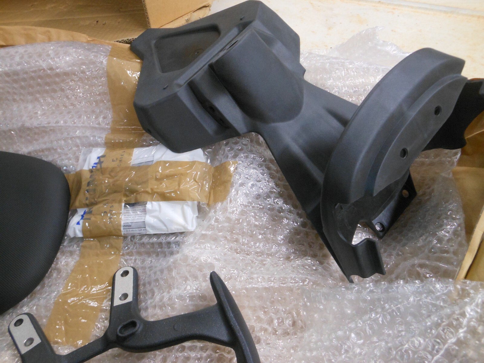 NEW OEM Triumph 1994 18 Speed Triple Seat Black & Grab Rail Kit 