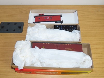 BT425: Roundhouse ungebaute Spur HO Eisenbahn-Bausätze x 3 - Kühlwagen, Erzwagen & Begleitwagen