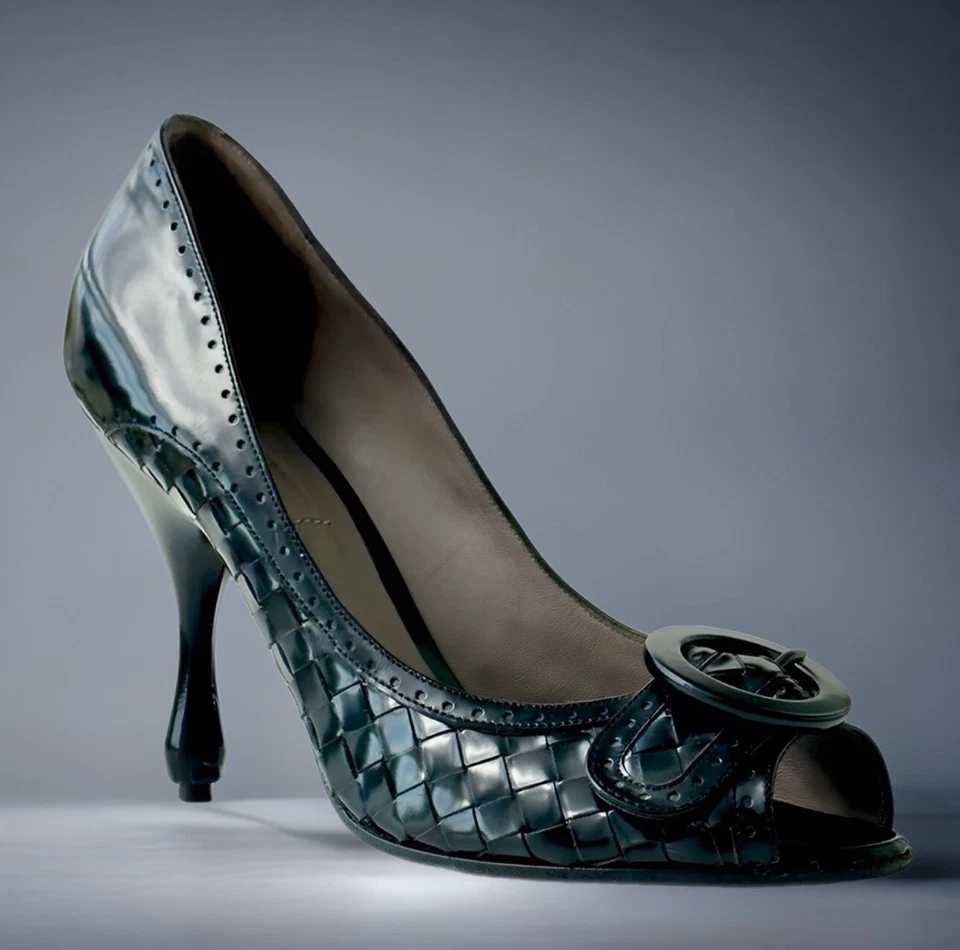 Zapatos de salón Bottega Veneta Intrecciato charol negro detalle hebilla talla 38 Foto 3 de 4