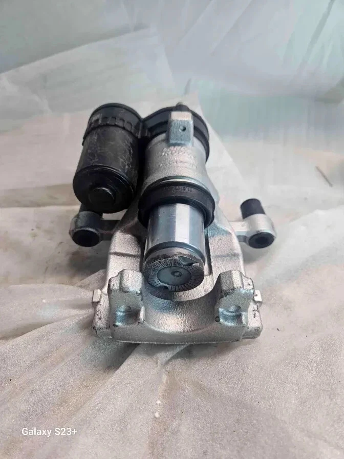 Оригинальный суппорт правого заднего тормоза с двигателем для Jaguar XE XF F-Pace J9C25310 2016-2020 годов выпуска - Изображение 4 из 4