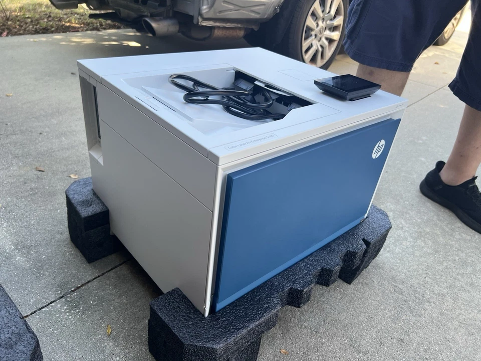 Impresora HP Color LaserJet Enterprise 5700dn Foto 2 de 4