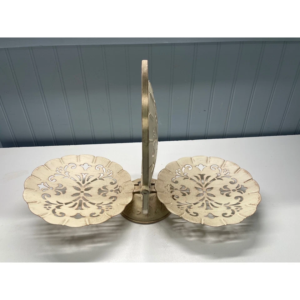 Soporte de postre de metal en capas con pergamino ornamentado mango blanco crema núcleo de cabaña Foto 2 de 3