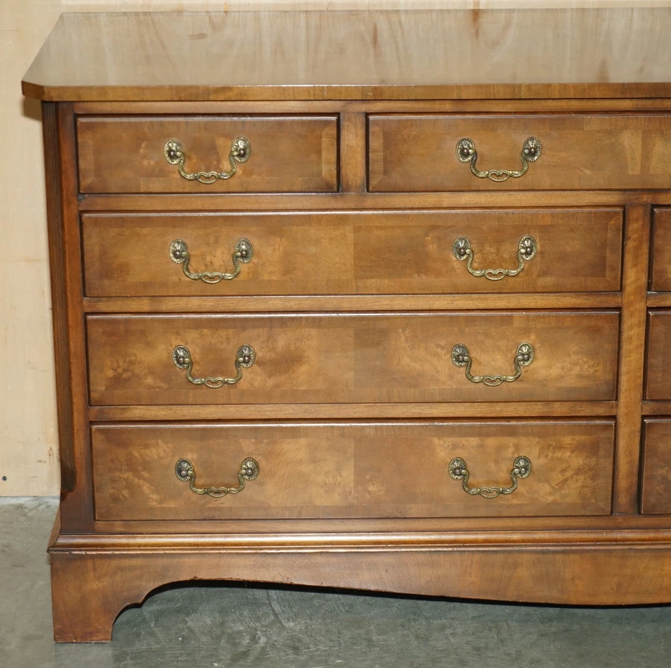 REQUINTADO APARADOR DE NOGUEIRA REBARBA E BURL BANCO OU CÔMODA PÁTINA SUBLIME - Imagem 4 de 4