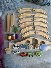 Hey Duggee Train track &Wooden Figures with magnetic train
