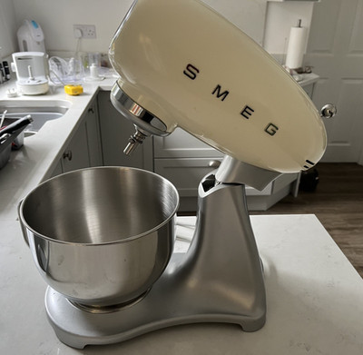 Smeg Standmixer SMF01CRUK 50er Style 4,8L Aluminiumdruckguss creme, sehr guter Zustand gebraucht.
