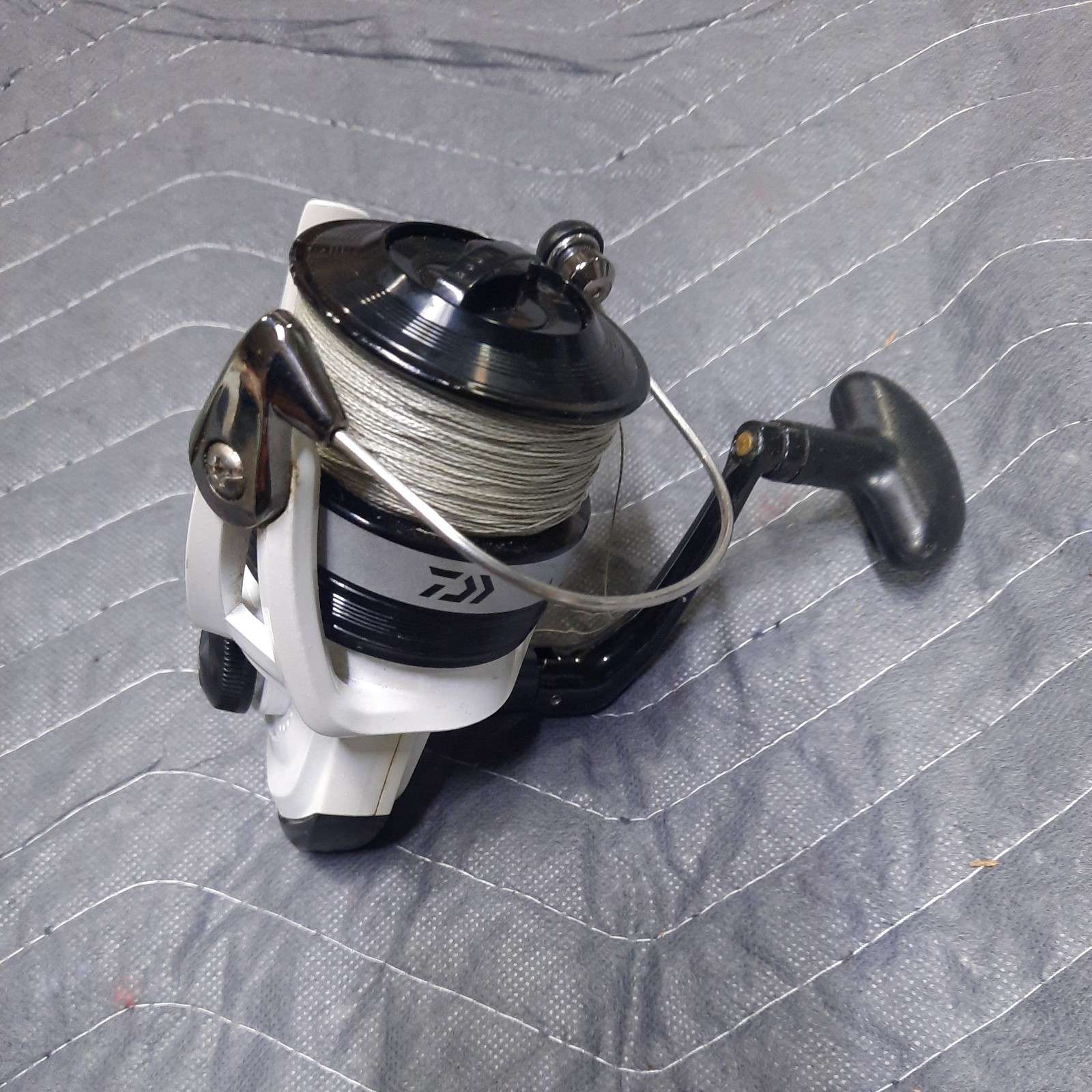 Daiwa D WAVE 4000-B Spinning Fishing Reel - Very Clean with 