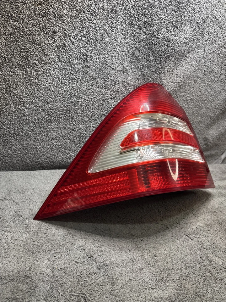 2005-2007 Mercedes-Benz C 230 W203 C-Class Left Driver Side Tail Light R5748 - Image 2 of 4
