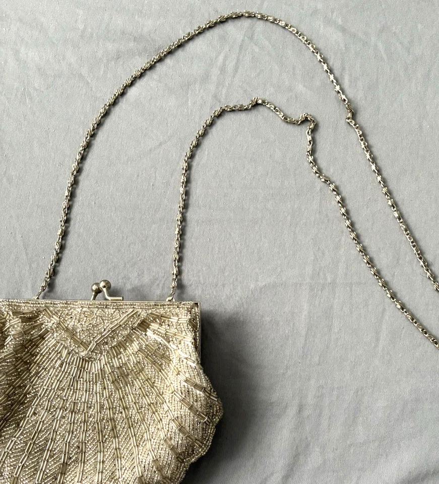Bolso de noche victoriano Benjamin Walk con cuentas plateadas en forma de concha. 5 x 6 vintage Foto 4 de 4