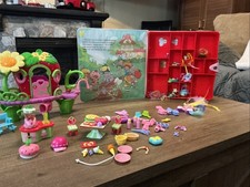 Strawberry Shortcake Berry Sweet House W/Miniatures Collectors Case W/Acces