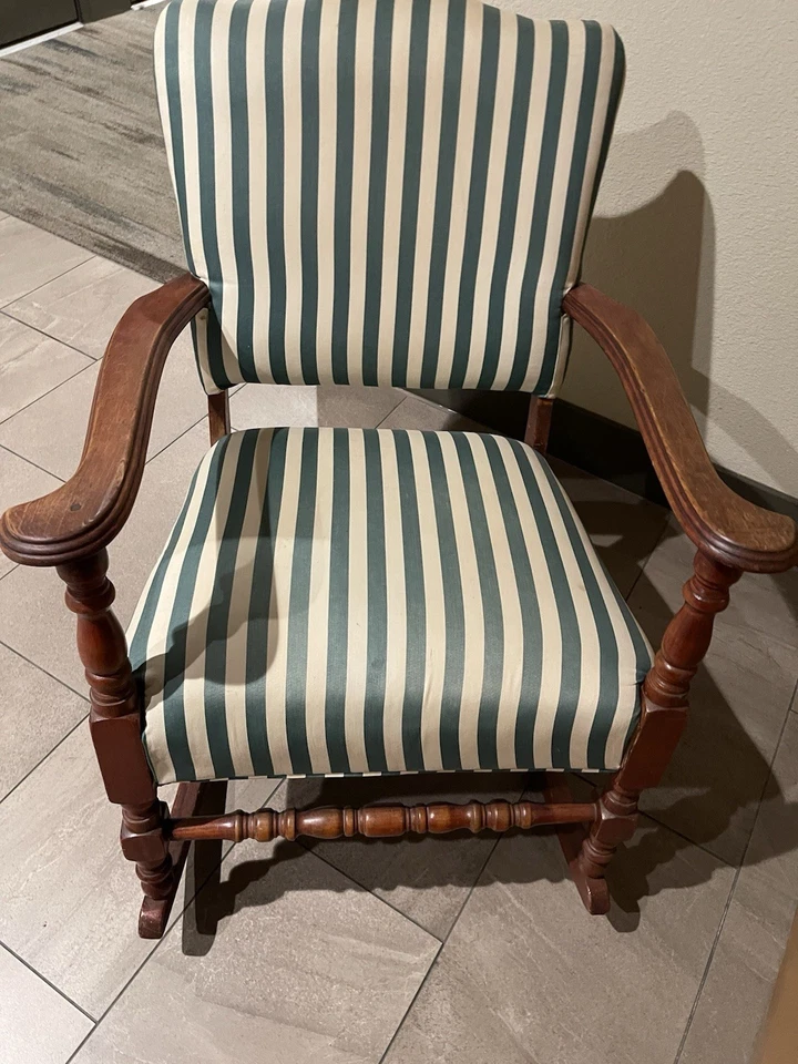 Mecedora antigua tapizada a rayas verdes y blancas (solo recogida local) Foto 3 de 4