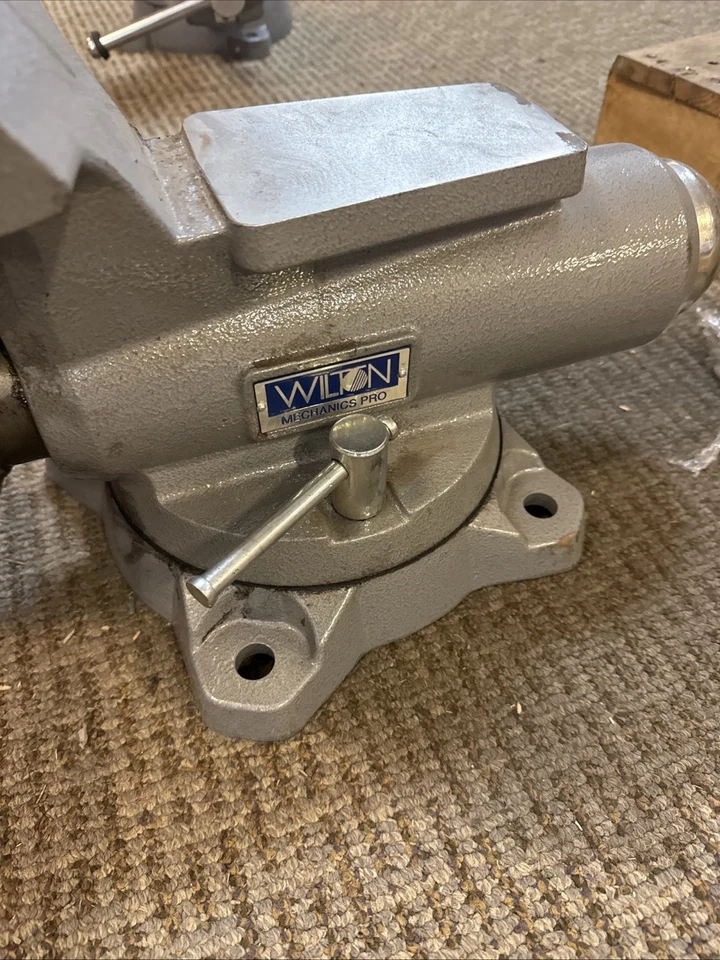 Tornillo de banco Wilton 880M, 8" Mechanics Pro, apertura de 8-1/2", garganta de 4-1/2", BLEMI. Foto 3 de 4