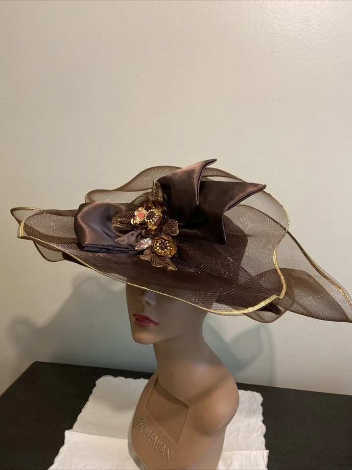 Sombrero Derby Ala Grande Whittall and Shon Marrón Con Borde Dorado Lazo Cuentas de Tul Foto 4 de 4