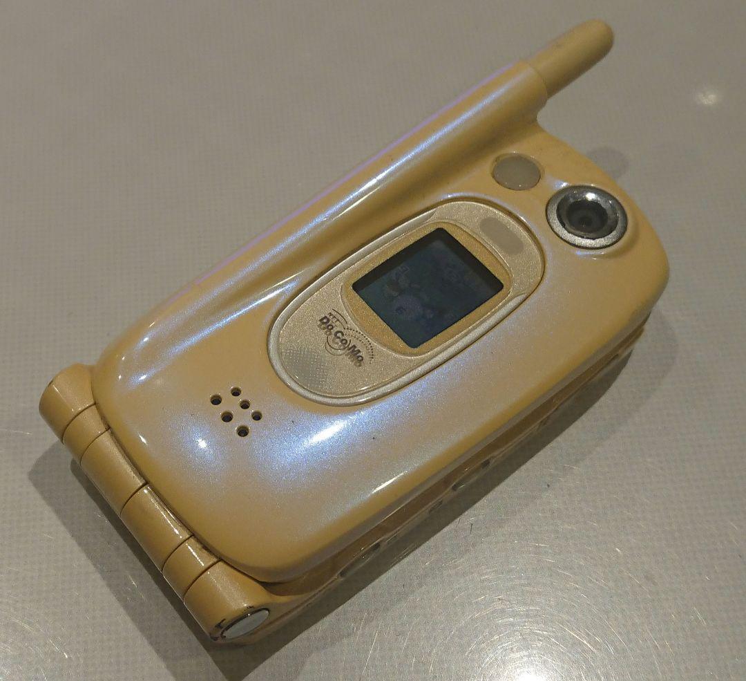 NTT Docomo N252I Yellow Japanese Flip Phone Garake Keitai NTT Docomo N252I Yellow Japanese Flip Phone Garake Keitai
