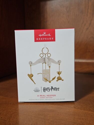 Hallmark Keepsake ""A Real Keeper - Harry Potter"" 2023 Ornamento NUOVO ALTRO - Foto 1 di 5