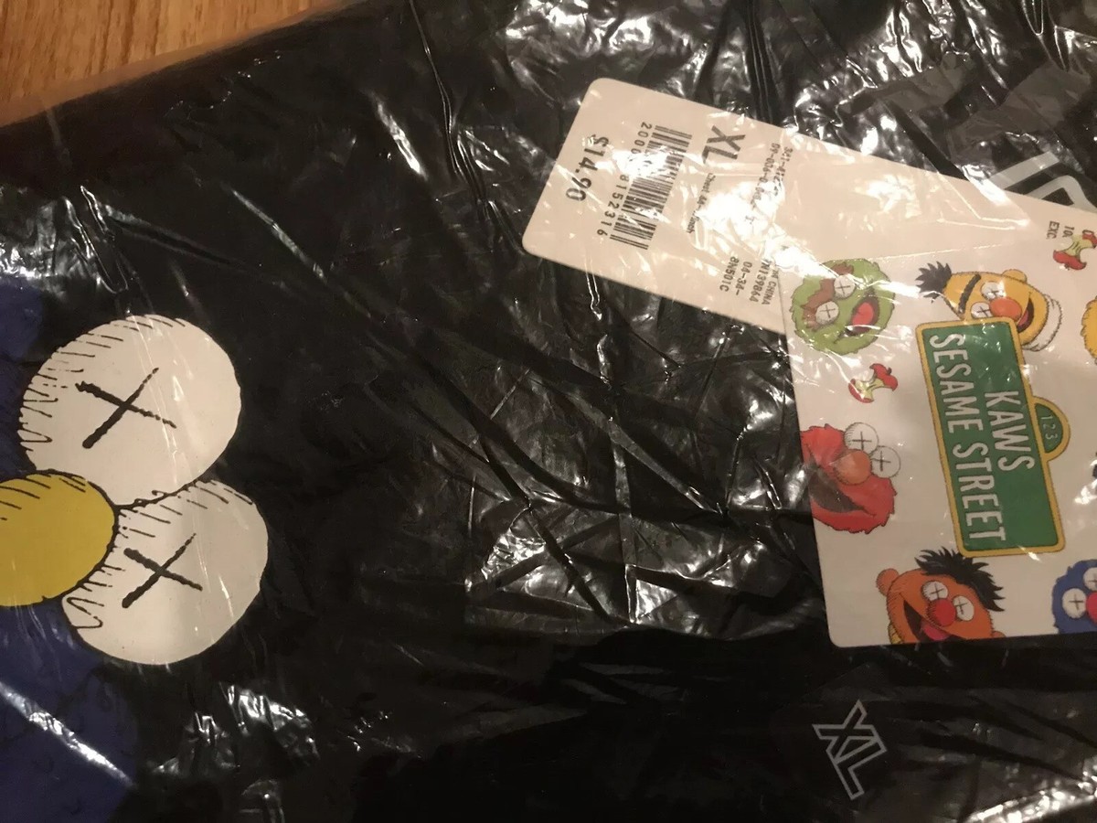 KAWS UNIQLO カウズ エルモ Amazon.co.jp: UNIQLO KAWS SESAME STREET ELMO エルモ