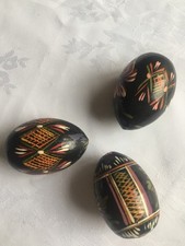 Ukrainian painted eggs. folk art style painted vintage x 3. lacquer finish. 5cm 
