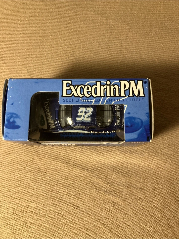 Coche de carreras Jimmie Johnson 2001 #92 Excedrin PM edición limitada escala 1:64 Foto 2 de 4