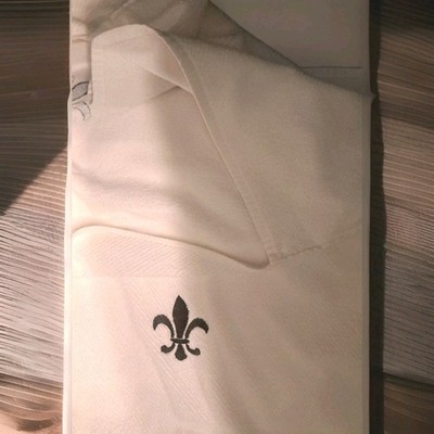  ATHENA Fleur de Lis Fan Fold White Beach Towels Black Embroidered 26''X 81''