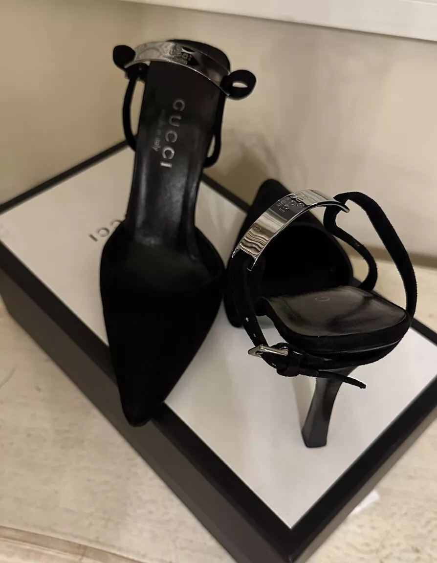 Escarpin bride cheville plaque logo métal daim noir GUCCI EU 6 1/2 B