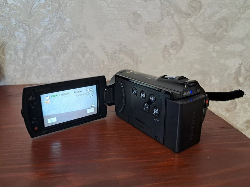 Samsung HMX-H204BP Digital Video Camera Recorder Camcorder SSD 16 Gb + SD Card - Image 2 of 4