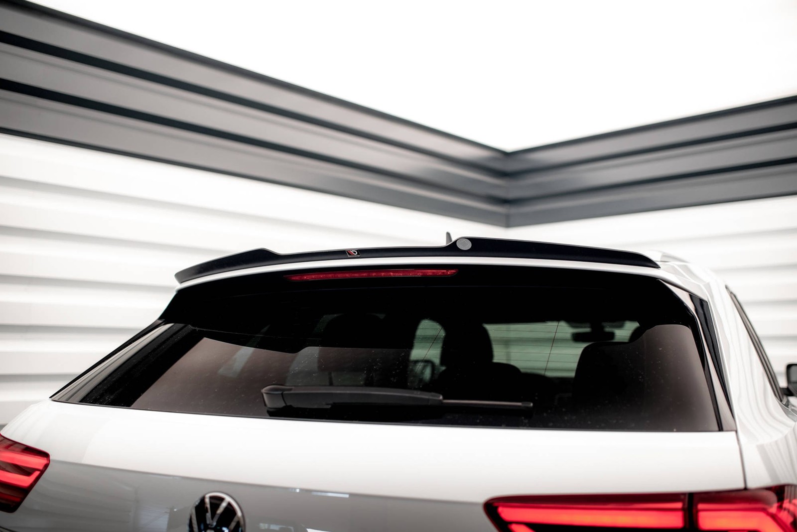 Spoiler Maxton Atlas Cross Sport avec finition aérodynamique noir brillant