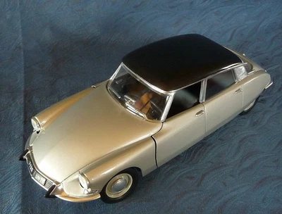 Voiture miniature au 1/18: CITROEN DS 19 de 1963 grise de SOLIDO, sans boîte - Photo 1/4