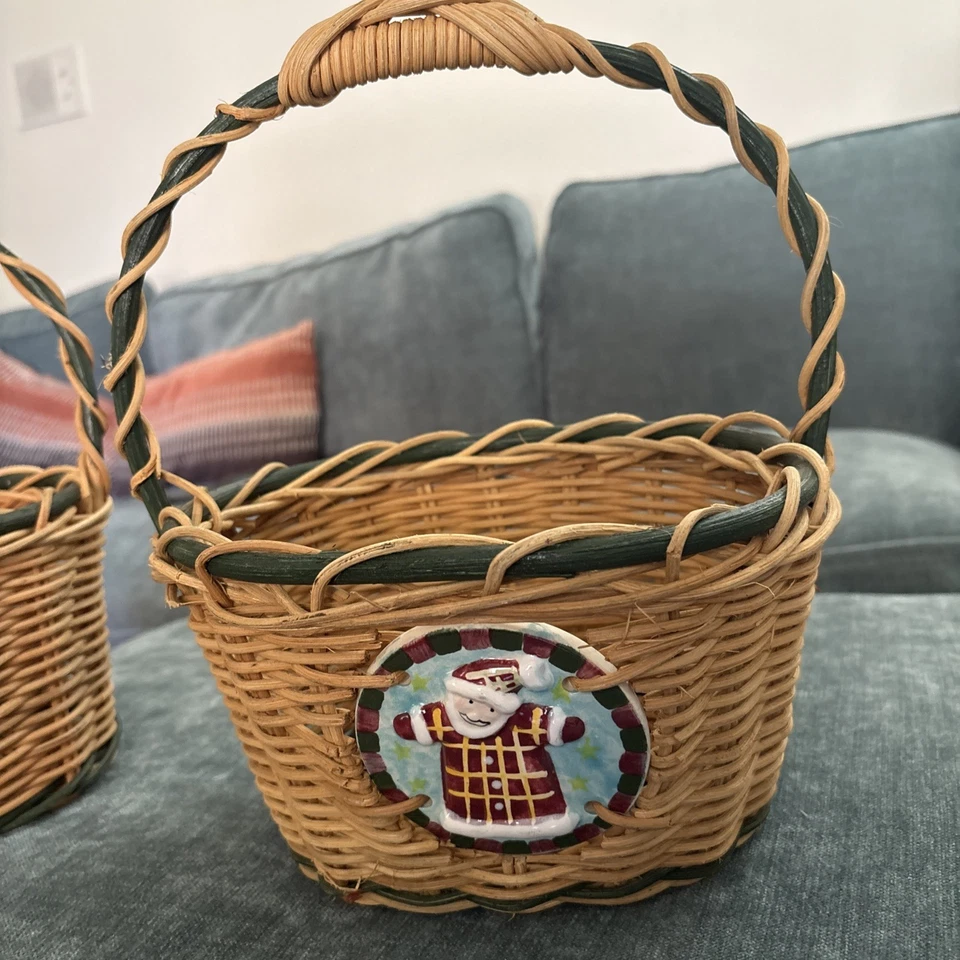 2 canastas de mimbre medianas vintage con inserto de azulejo de cerámica de Papá Noel 12" x 9,5" x 8" Foto 3 de 4
