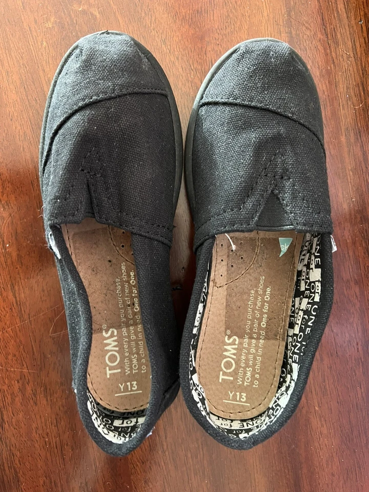 Zapatos sin cordones clásicos de lona Youth Toms de lona negra Y13 Foto 3 de 4