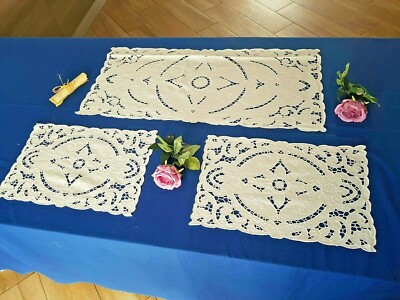 Sehr reichhaltiges Komplett 3 Leinenzentren 100% Stickerei Schnitzerei und Vollstich von Hand