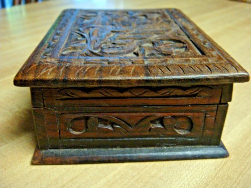 VINTAGE HINGED WOODEN BOX w/ Ornate Bird Design - Picture 6 of 12