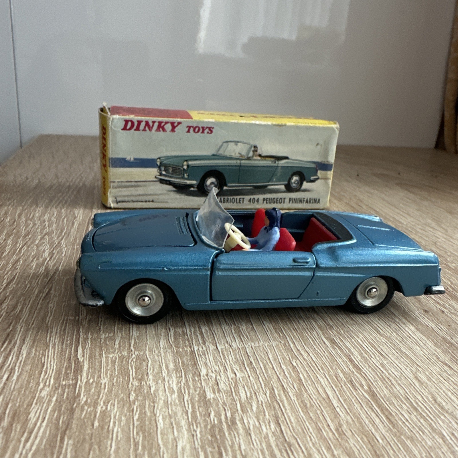 Dinky 528, Peugeot 404 Cabriolet - Free Price Guide & Review