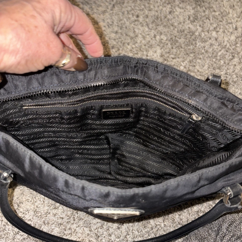 Bolsa tote Prada de náilon e couro aparada - Imagem 4 de 4