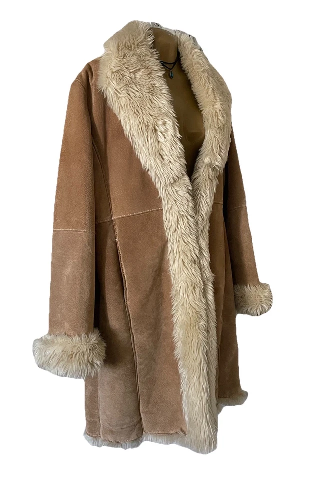 Abrigo largo Penny Lane de cuero tostado con ribete de piel sintética Wilson talla grande años 90 Y2K Foto 3 de 4