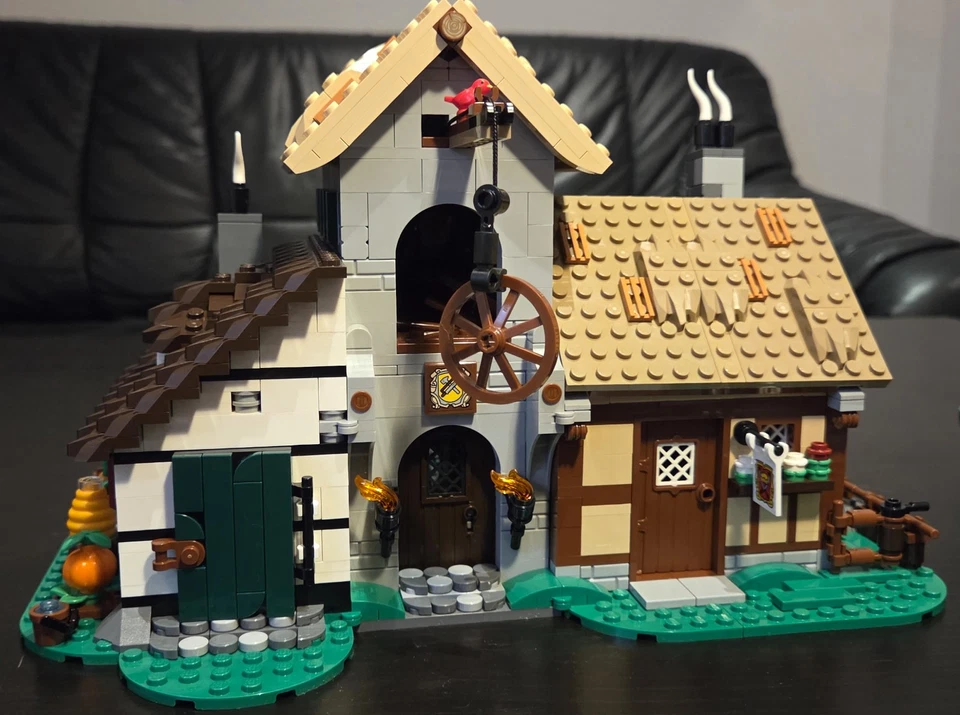 LEGO Icons 10332 Medieval Town Square, Foto 3 von 5