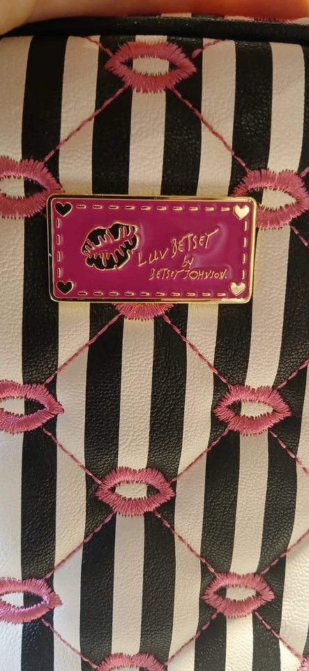 Bolso de Aseo Betsey Johnson Blanco y Negro Rayas Rosa Labios Dorado Beso Dije  Foto 2 de 4