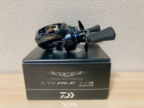 Daiwa Köderrolle 21 STEEZ A TW HLC 7,1L links 7,1:1 Angelrolle IN BOX - Bild 1 von 15