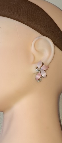 VINTAGE EARRINGS Clip On 1960/70s Silver Tone Pink Lucite Half Flower Stud. - Picture 7 of 10