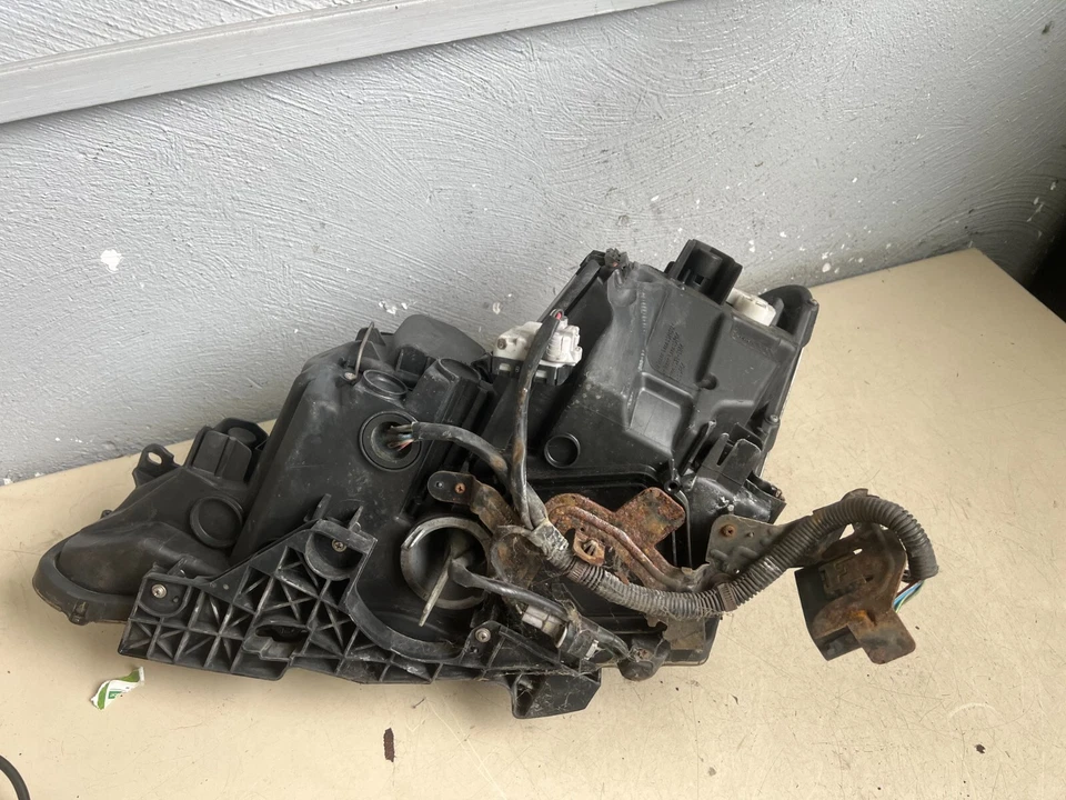 Lexus IS II 220d XE2 Limo RHD 2008 Scheinwerfer Rechts - Bild 2 von 2