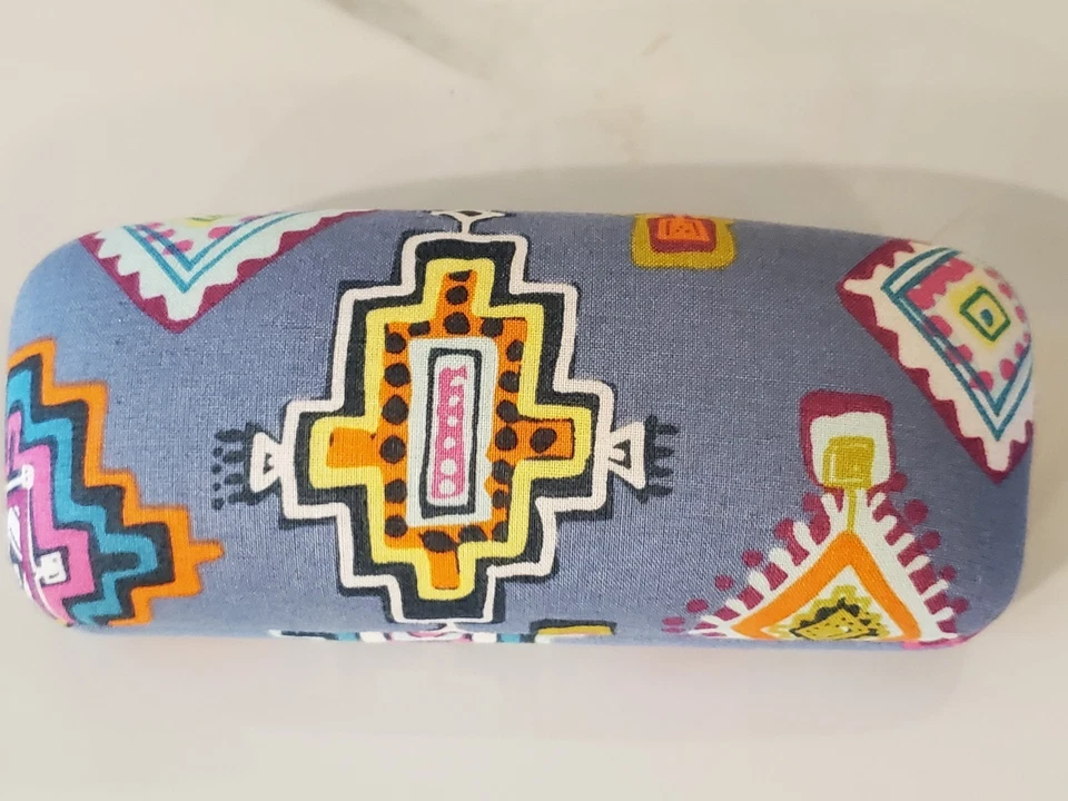 Vera Bradley Hard Shell Magnetic Eyeglass Case Blue Painted Medallions Pattern - Image 4 of 4