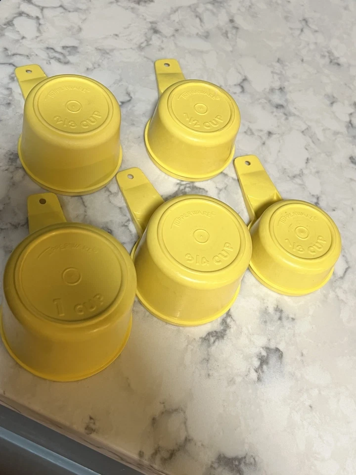 Vintage Set of Five Tupperware Measuring Cups, Yellow - 1, 3/4, 1/2, 2/3, 1/3 - Image 2 of 4