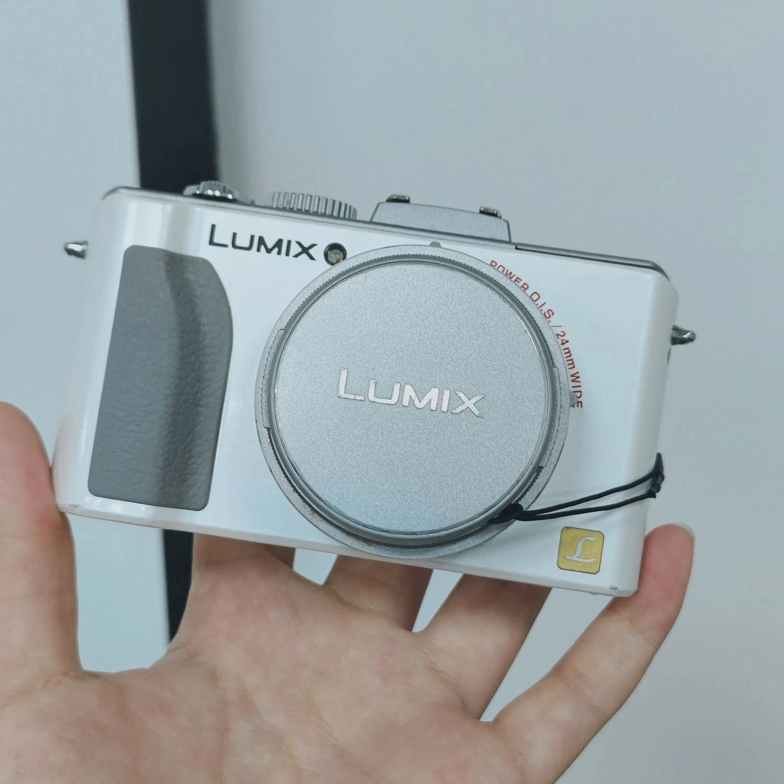 Panasonic LUMIX DMC-LX5 Digital Camera 10.1MP 3.8X Zoom White with Accessories - product detail image 3