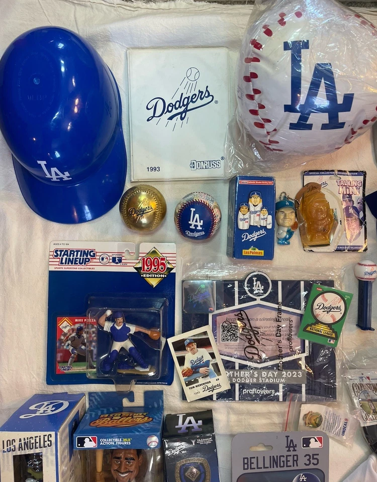 Lote de recuerdos de béisbol de los Dodgers de Los Ángeles: bobbleheads, camiseta, pelotas, tarjetas y más Foto 2 de 4