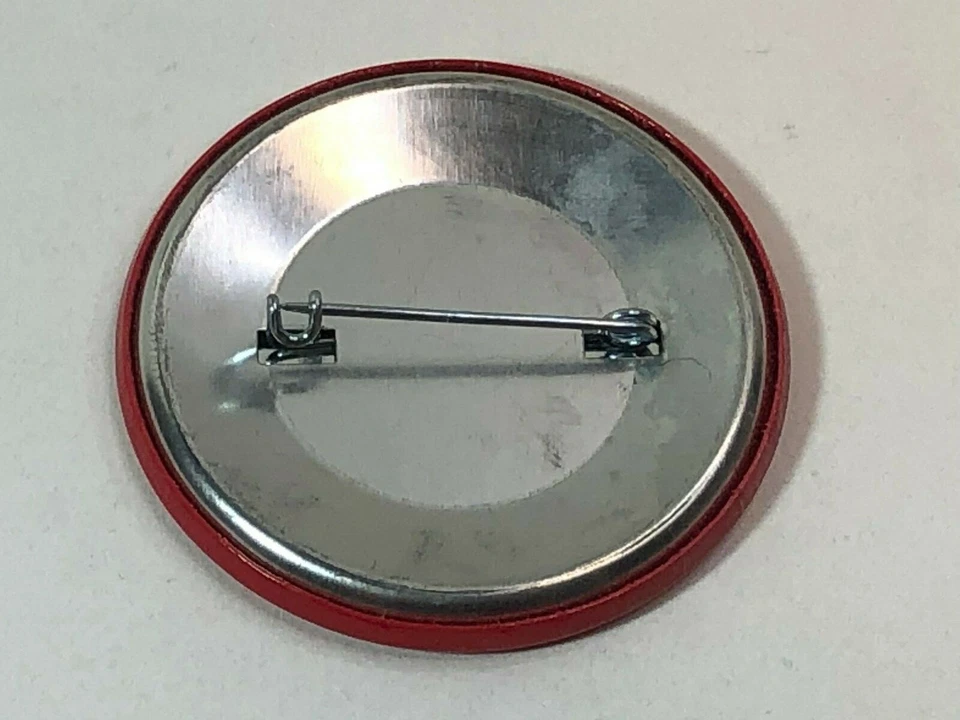 MATCHBOX LESNEY ОРИГИНАЛ «СЪЕШЬ МОЮ ПЫЛЬ! TYRONE SPEEDTRACK» 1982 ЗНАЧОК - PIN - Изображение 2 из 3