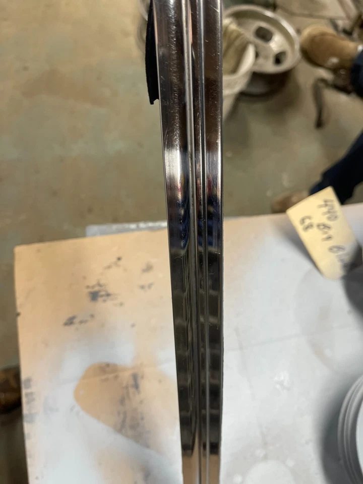 GTX 1969 carrocería B puerta del pasajero derecho moldura de vidrio gran forma fotos de stock limpias Foto 3 de 4