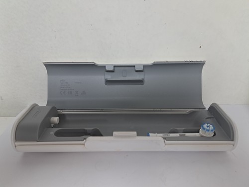 Oral-B Toothbrushe 3760 with travel case and charging cable - Picture 3 of 7