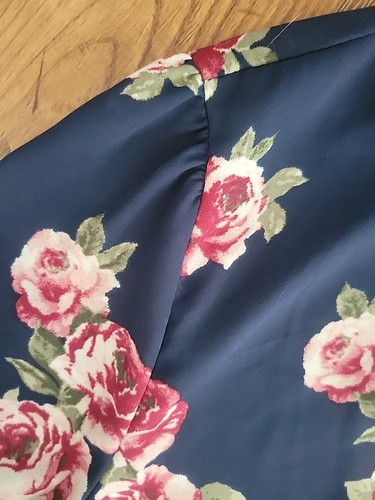 Forever 21 Long-sleeve Blouse Floral Tunic Size Large Blue Maroon White Roses - Picture 8 of 13