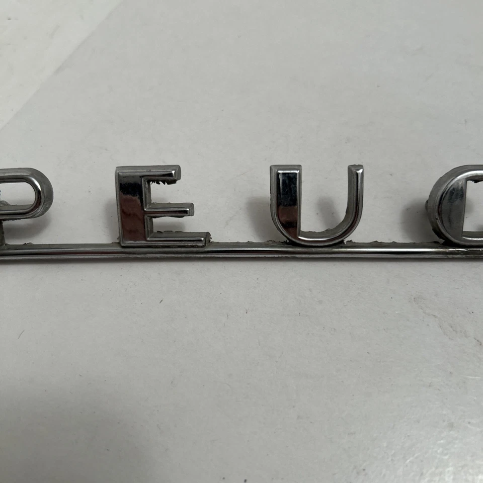 Insignia emblema vintage de metal cromado Peugeot Foto 3 de 4