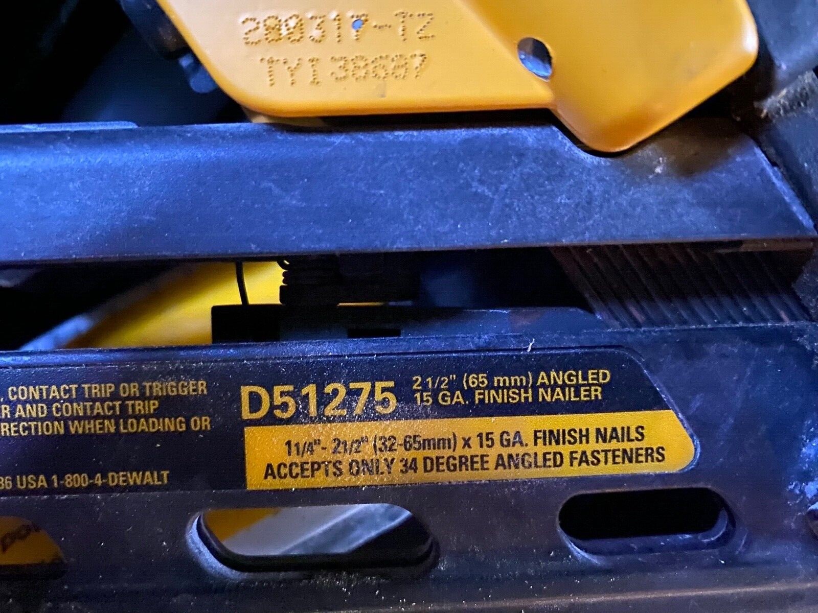 Dewalt D51275 11/4" 21/2'' Angled 15 GA. Finish Nailer Case! Works