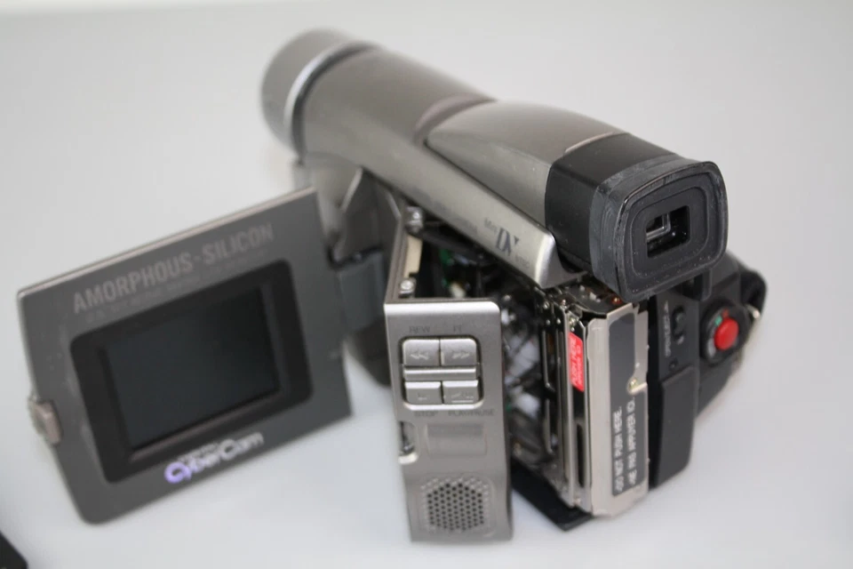 JVC GR-DVF11U Digital Video Camera THE DOOR WONT CLOSE/ NO BATTERY NO CHARGER - Image 2 of 4