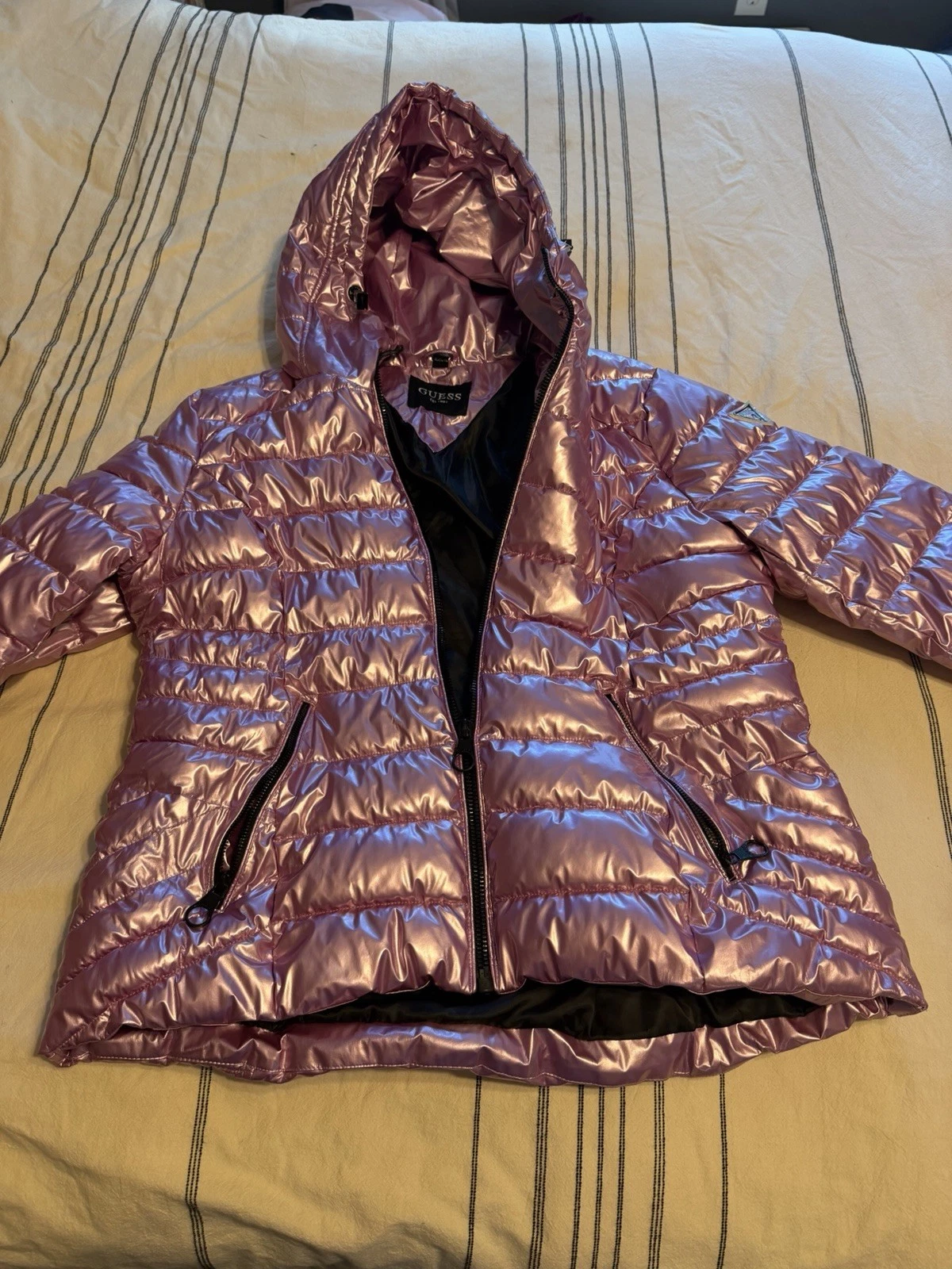 guess women's pink quilted puffer jacket. Size XL. hooded full zip logo short - product detail image 1